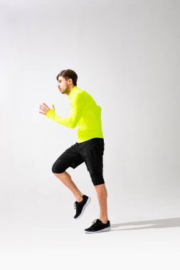 Genç normal insanlar spor yapıyor, koşuyor, stüdyo çekimlerinde beyazlar izole edilmiş.