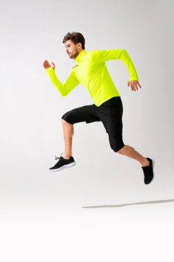 Genç normal insanlar spor yapıyor, koşuyor, stüdyo çekimlerinde beyazlar izole edilmiş.
