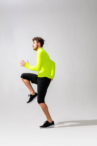 Joven Persona Normal Haciendo Ejercicio Corriendo Sesión Estudio Aislado Blanco — Foto de Stock