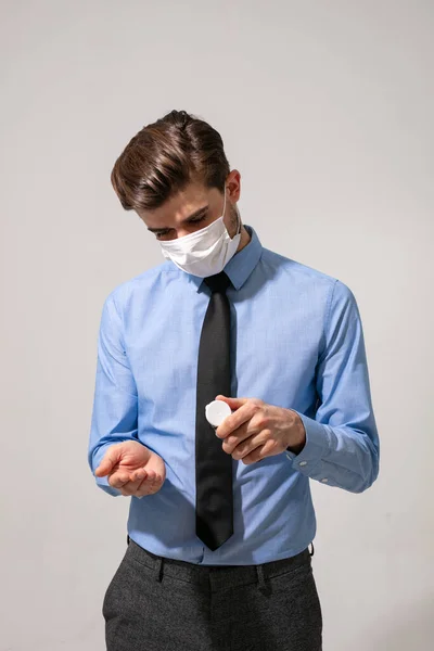 Homme Élégant Avec Cravate Protection Bouche Prenant Quelques Pilules Pour — Photo