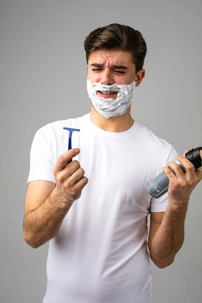 Porträtt Med Mannen Med Skum Ansiktet Tänker Sitt Skägg Som — Stockfoto