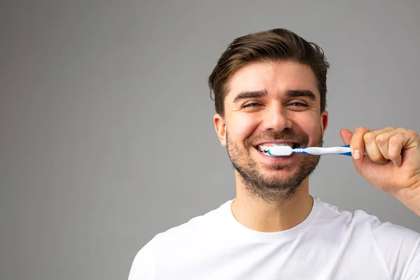 Rotina Manhã Com Jovem Sorrindo Limpando Seus Dentes Para Uma — Fotografia de Stock