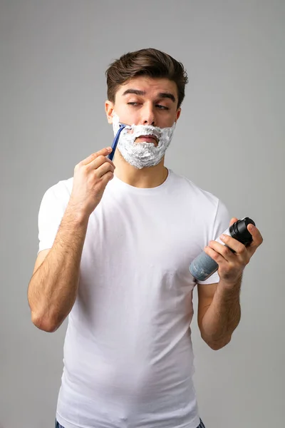 Hombre Asustado Que Tendrá Barba Será Una Buena Opción — Foto de Stock