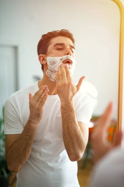 Hombre Que Pone Espuma Cara Preparándose Para Afeitarse — Foto de Stock