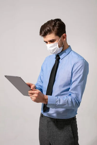 优雅的商人或医疗用品 在带有传染病口罩的平板电脑上工作 — 图库照片