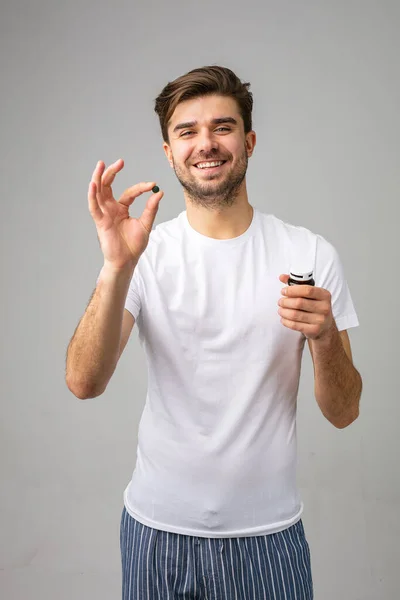 Felice Giovane Uomo Mostrando Una Pillola Alla Macchina Fotografica Sorridente — Foto Stock