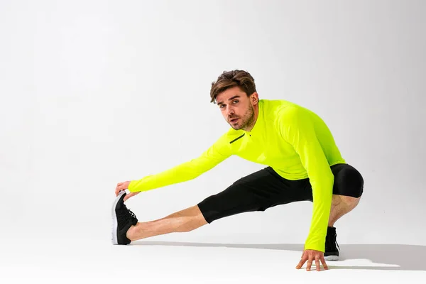 Facendo Stretching Prima Giovane Uomo Allenamento Sportwear Stretching Muscolo Sfondo — Foto Stock