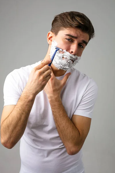 Hombre Que Prepara Para Afeitarse Con Espuma Cara Dispositivo Afeitado — Foto de Stock