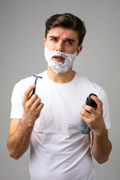 Retrato Con Hombre Con Espuma Cara Pensando Barba Que Está —  Fotos de Stock