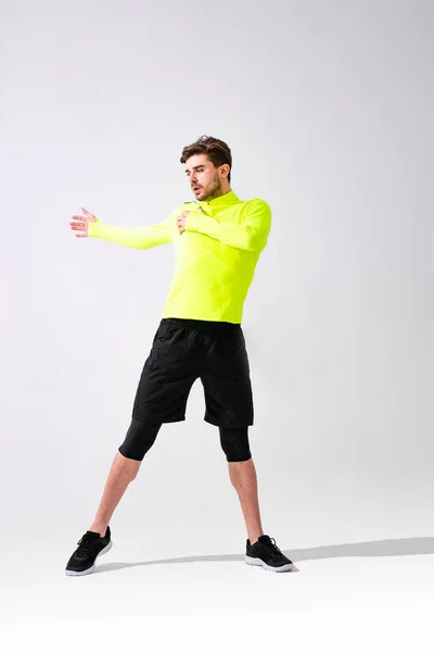 Facendo Stretching Prima Giovane Uomo Allenamento Sportwear Stretching Muscolo Sfondo — Foto Stock