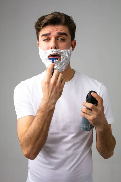 Retrato Con Hombre Con Espuma Cara Pensando Barba Que Está — Foto de Stock