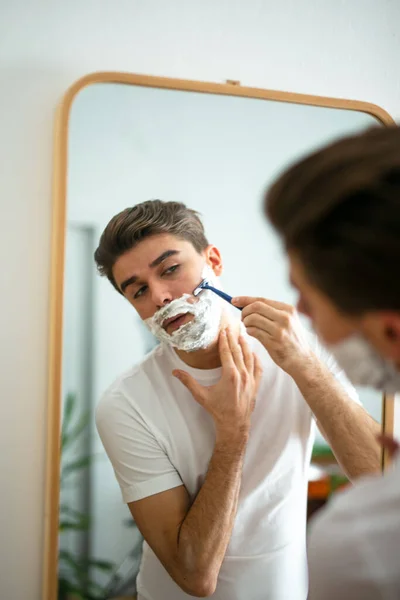 Man Rakning Badrummet Uppmärksamma Detaljer — Stockfoto