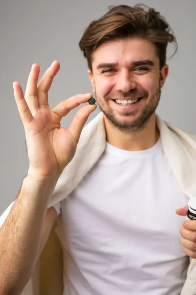 Hombre Sonriente Mostrando Cómo Mejoró Las Pastillas Que Obtuvo — Foto de Stock