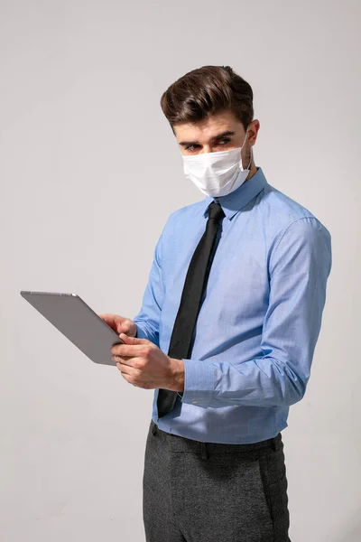 优雅的商人或医疗用品 在带有传染病口罩的平板电脑上工作 — 图库照片
