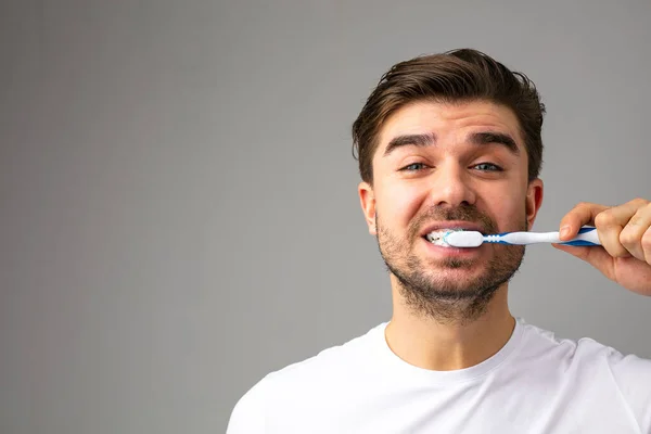 Routine Matin Avec Jeune Homme Souriant Nettoyer Ses Dents Pour — Photo