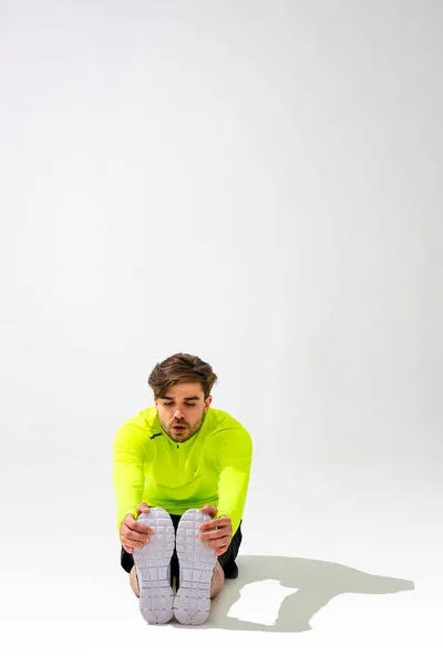 Facendo Stretching Prima Giovane Uomo Allenamento Sportwear Stretching Muscolo Sfondo — Foto Stock