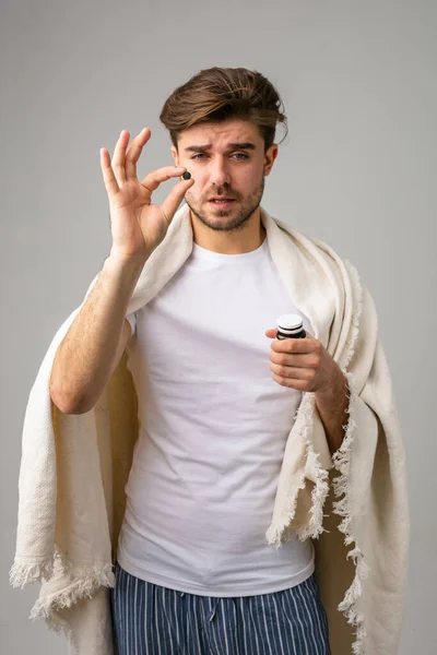 Junger Mann Mit Decke Nimmt Tabletten Seine Krankheit Heilen — Stockfoto