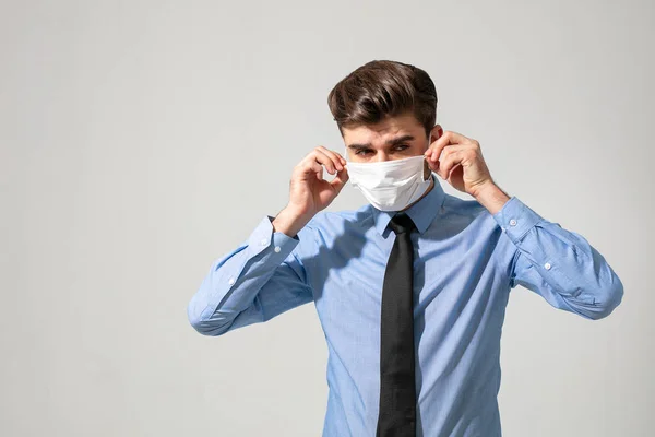 ずっと守るべき時です仕事や仕事の途中で病気になるのを防ぐために口の保護を身に着けているエレガントな男 — ストック写真