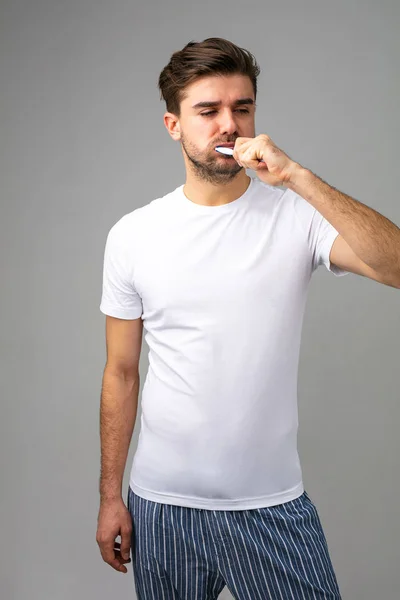 Rutina Mañana Con Joven Sonriendo Limpiando Sus Dientes Para Una — Foto de Stock