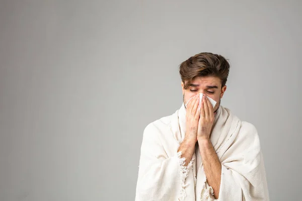 Stagione Freddo Giovane Uomo Con Una Coperta Lui Una Scatola — Foto Stock