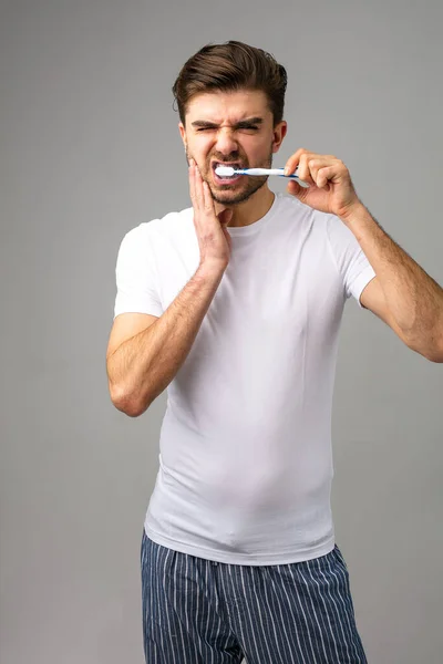 Vezes Escova Dentes Pode Prejudicá Jovem Limpando Seus Dentes Mas — Fotografia de Stock