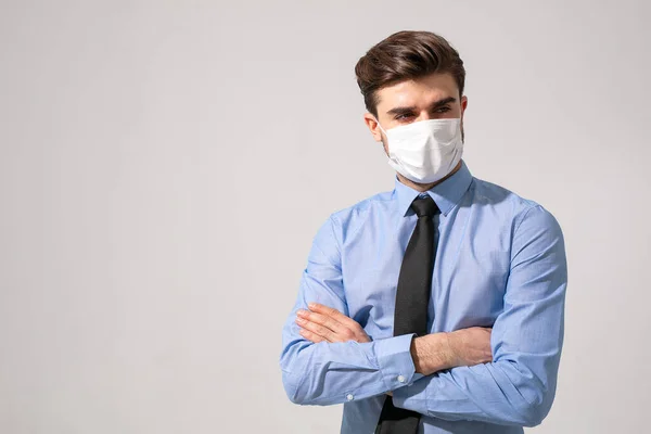ずっと守るべき時です仕事や仕事の途中で病気になるのを防ぐために口の保護を身に着けているエレガントな男 — ストック写真