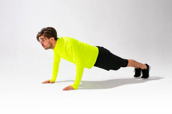 Joven Persona Normal Haciendo Diferentes Tipos Flexiones Entrenar Mantenerse Forma —  Fotos de Stock