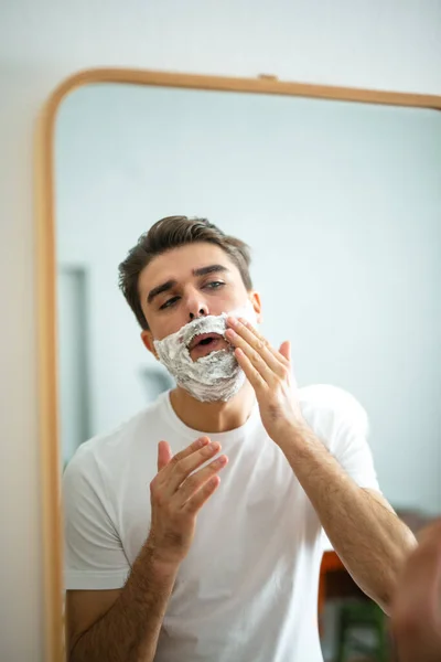 Hombre Que Pone Espuma Cara Preparándose Para Afeitarse — Foto de Stock