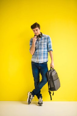 Havalı yakışıklı genç adam  