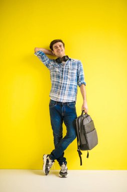 Havalı yakışıklı genç adam  