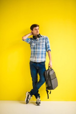 Havalı yakışıklı genç adam  