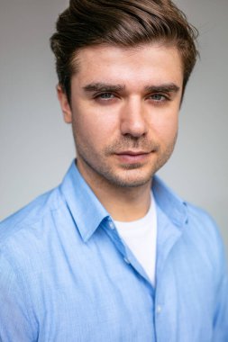 Havalı yakışıklı genç adam  