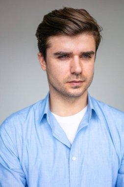 Havalı yakışıklı genç adam  