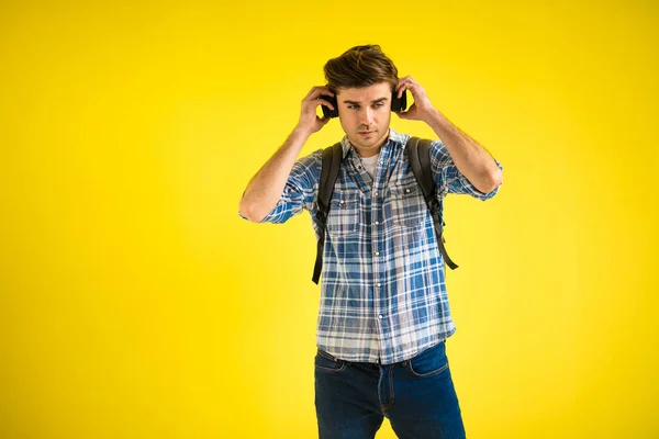 Nowoczesny Fajny Młody Student Słuchający Muzyki Drodze Szkoły Żółtym Tle — Zdjęcie stockowe