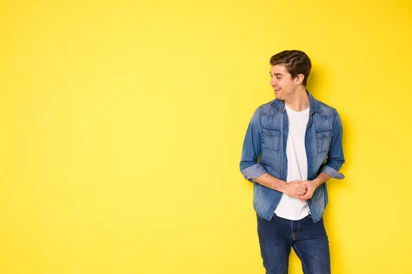 Fresco Guapo Jóvenes Pantalones Vaqueros Traje Pie Sobre Fondo Amarillo — Foto de Stock