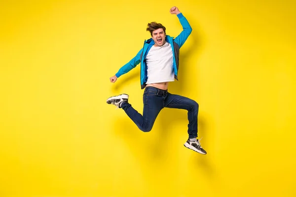 Disparo Medio Del Aire Joven Guapo Saltando Haciendo Gestos Mostrando — Foto de Stock