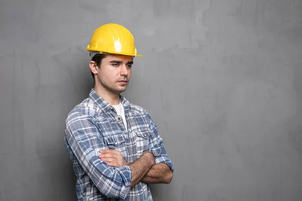 Retrato Trabajador Joven Seguro Con Casco Seguridad Amarillo Sobre Fondo —  Fotos de Stock