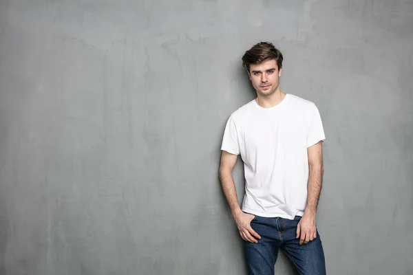 Joven Normal Pie Sobre Una Pared Hormigón Fondo Gris — Foto de Stock