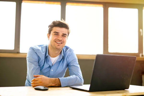 Porträt Eines Jungen Mannes Der Seinem Schreibtisch Büro Sitzt — Stockfoto