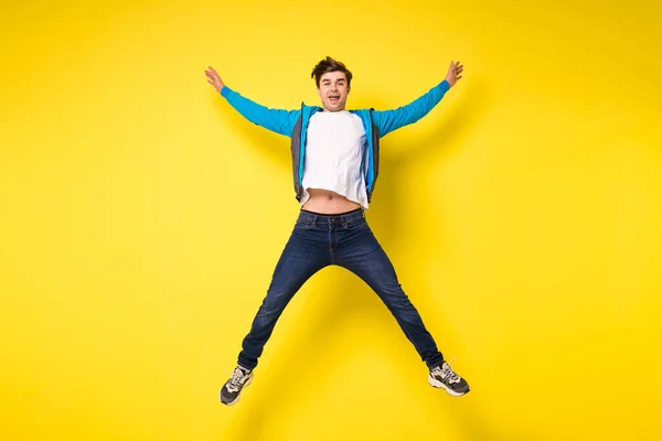 興奮を示す ハンサムな若い男の空中ショットジャンプとジェスチャー — ストック写真