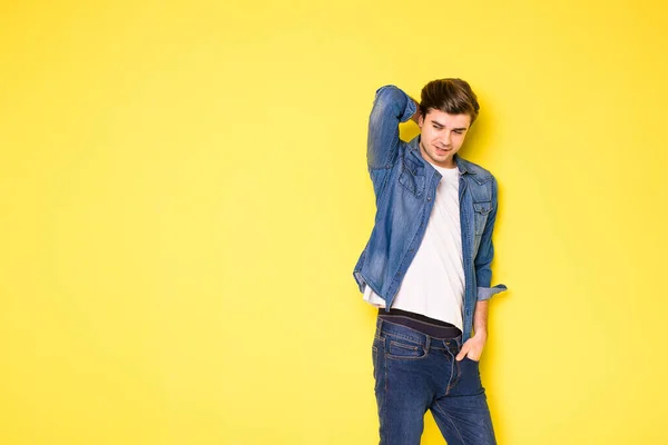 Cool Pohledný Mladí Muži Džínách Oblečení Stojící Žlutém Pozadí — Stock fotografie