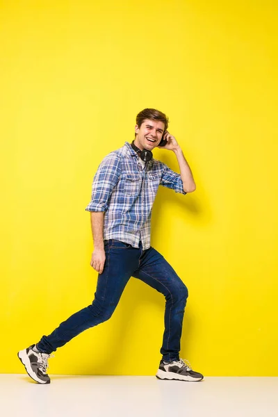 Rockstar Person Coole Lustige Männer Tanzen Auf Gelbem Hintergrund — Stockfoto