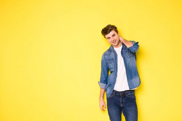 Usmívající Optimistický Člověk Cool Džínové Košili Stojící Žlutém Pozadí — Stock fotografie
