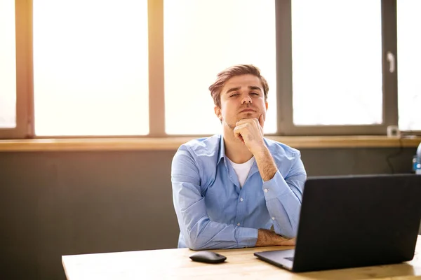 Lavoro Remoto Bei Giovani Seduti Alla Scrivania Con Computer Portatile — Foto Stock