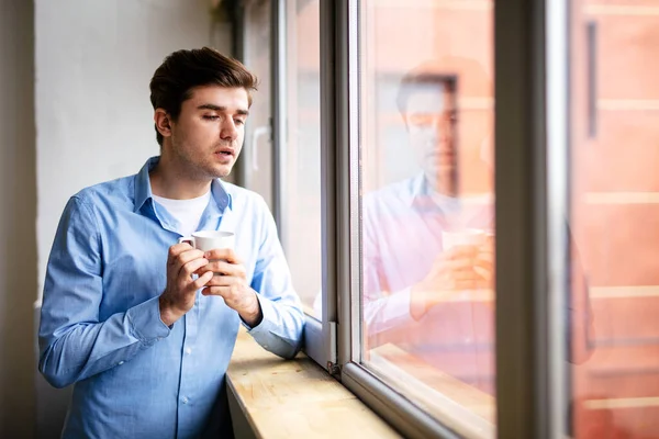 Isolierter Mann Steht Neben Einem Fenster Der Sicherheit Seines Eigenen — Stockfoto