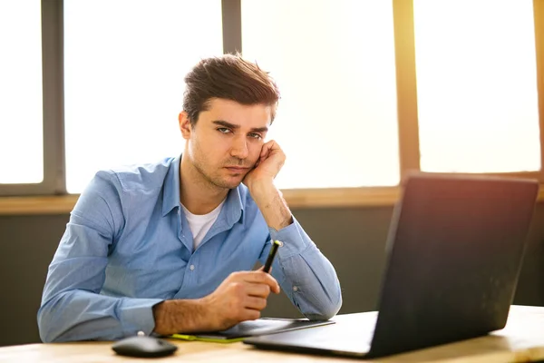 Giovane Uomo Che Tempo Stressante Lavorando Sul Computer Portatile — Foto Stock