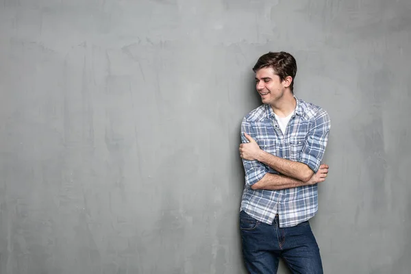 Hombre Seguro Putfit Casual Mirando Lado Vacío Imagen Pared Hormigón —  Fotos de Stock