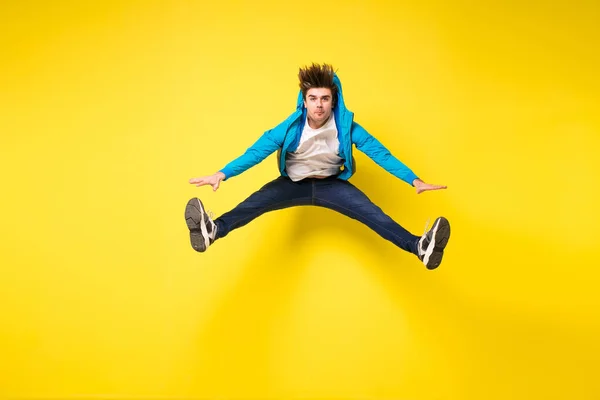 Disparo Medio Del Aire Joven Guapo Saltando Haciendo Gestos Mostrando — Foto de Stock