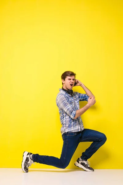 Rockstar Person Coole Lustige Männer Tanzen Auf Gelbem Hintergrund — Stockfoto