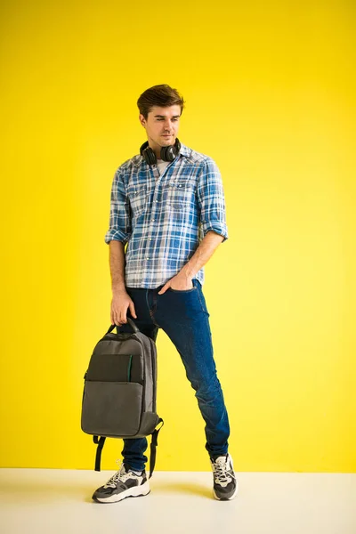 Hombre Guapo Posando Sobre Fondo Amarillo Con Auriculares Mochila — Foto de Stock